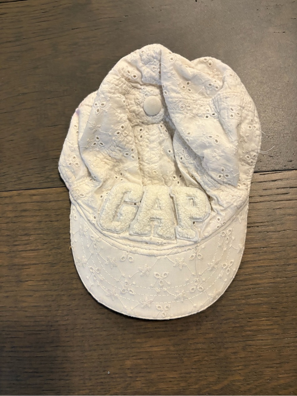 Gap girls white eyelet baseball cap VGUC